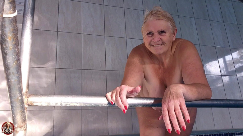 Uk Joolz: Na schodech bazénu, nahá