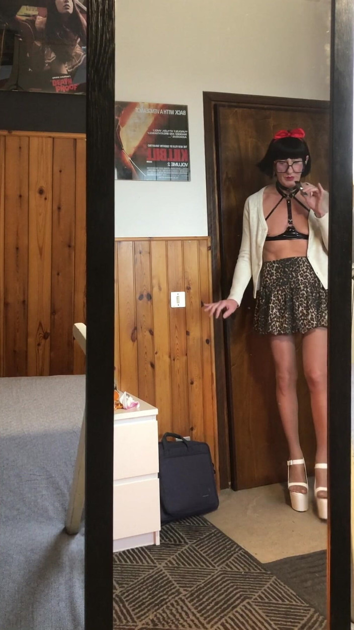 Andreina Naty: Berjalan dengan kasut putih tinggi baharu