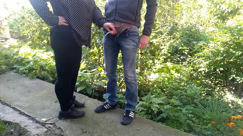 OurFetishLife: O mamă sexy cu curul gras îmi ține pula în timp ce îmi place...