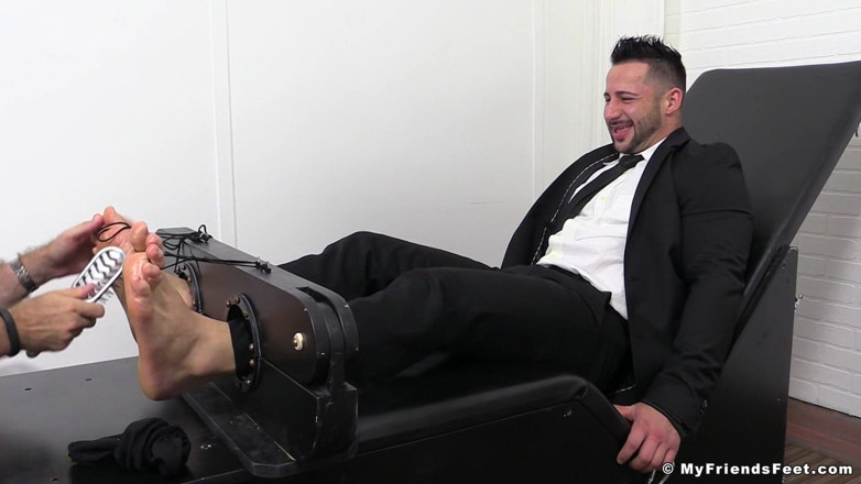 My friends feet: Burly Hunk Yoel svázaná a lechtá