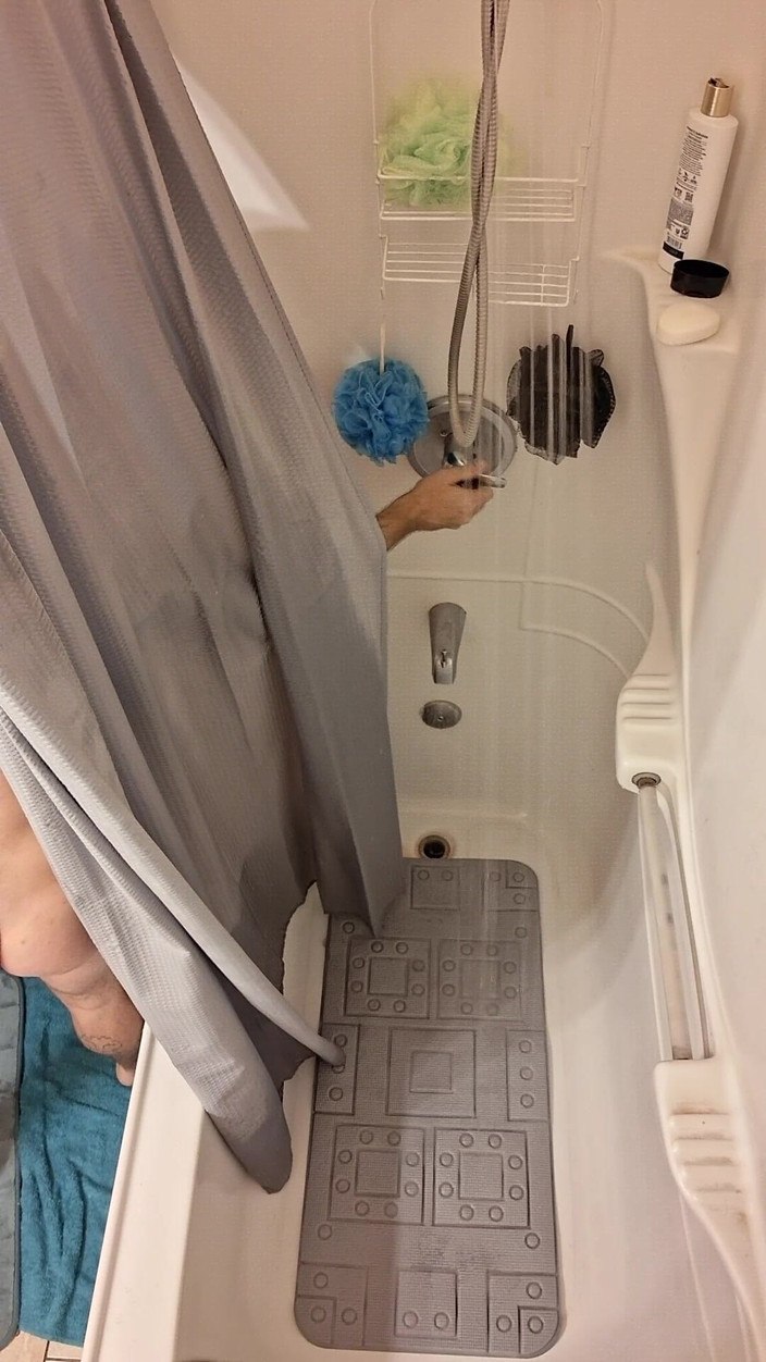 DubeSnackes: Dubesnackes, menunjukkan masa dan bersabun dan menggesel badan seksinya.