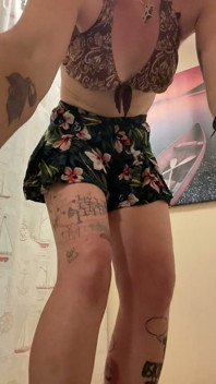 長い脚、短いショートパンツ、完璧な胸。