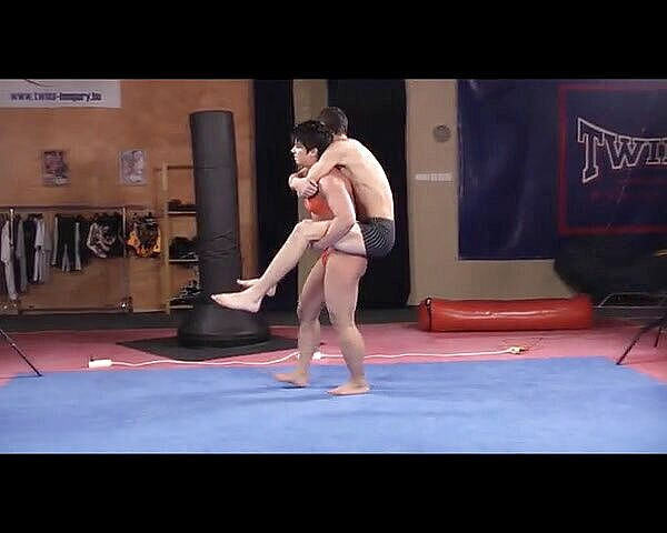 European Lift and Carry Club: Samantha Sunny en juego de lucha libre con su hijo