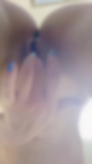 Miku: Cewek sange ini lagi asik masturbasi sampai klitoris 2/2