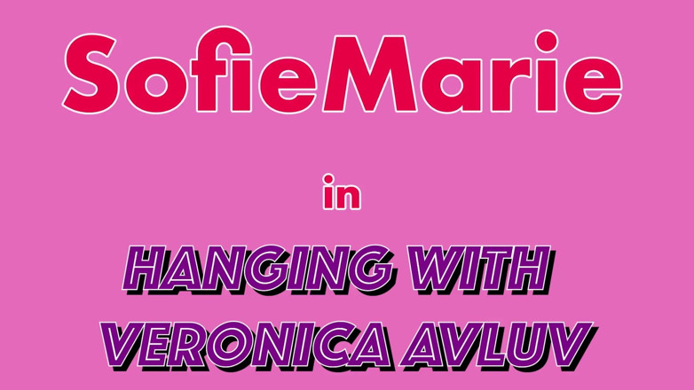 Sofie Marie: Milfs Sofie Marie en Veronica Avluv neuken met een dildo...