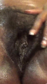 La chatte poilue de Nilou Achtland se masturbe n ° 09