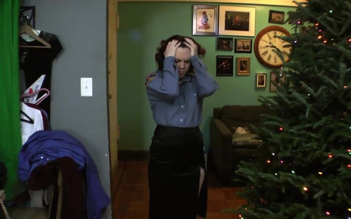 Evangelines Fetish: Полицейская в колготках мастурбирует