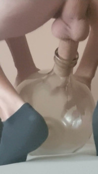 Une grosse bouteille de verre se fait baiser - demande