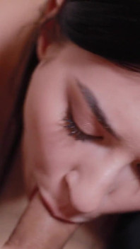 Linda morena de 18 años hace una mamada sensual con lengua y traga todo el semen con una polla