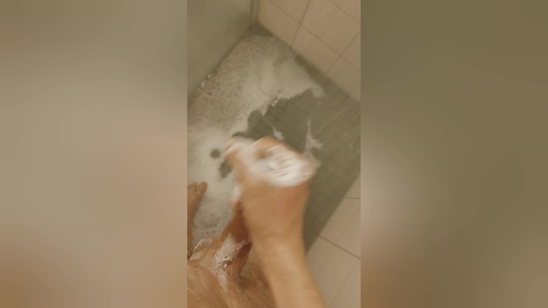 Bayer911: Cewek sange ini lagi asik kencing di kamar mandi sampai...