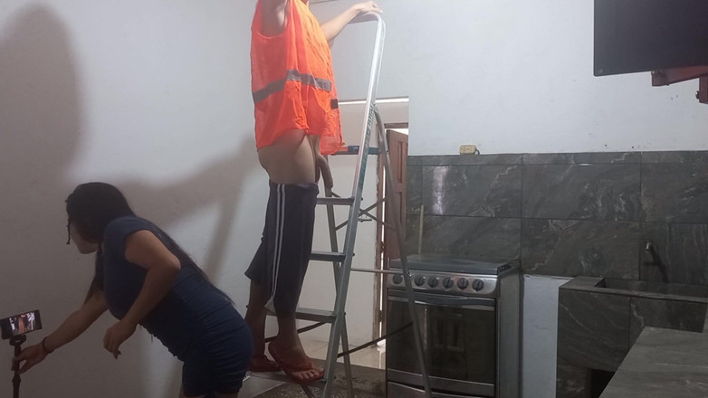 Martin13: Електрик має красиве обличчя, спортивне тіло і великий пеніс. Я трахала його, поки він працював