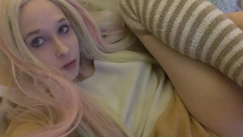 EmoDream1998: Hot Girl Sucking on Her Toes
