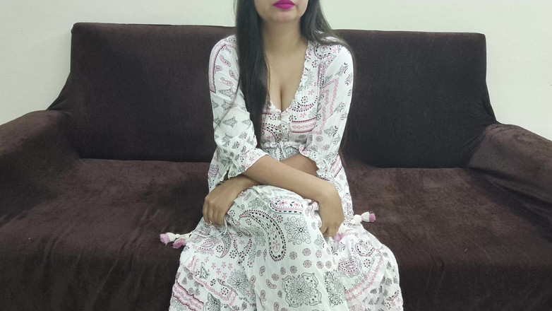 Saarabhabhi6: Převlékání před švagrem, který sleduje porno