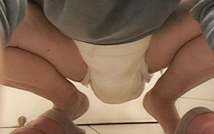 Mommy big hairy pussy: Wife Using Diaper to Pee
