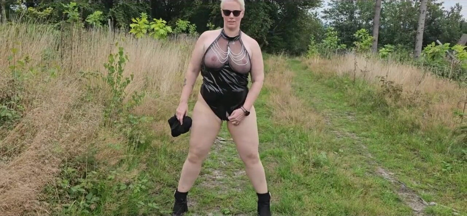 UserBitch1: Im Wald Meinen Vibrator Gefickt