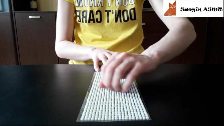Saegin: 2[ASMR] Scratching rhinestones (no talking)