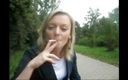 Femdom Austria: Belleza rubia fumando un cigarrillo al aire libre