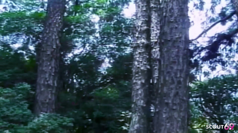 Shemale TS Collection: Storbröstad Latina Shemale knullar kille utomhus mot ett träd tills...