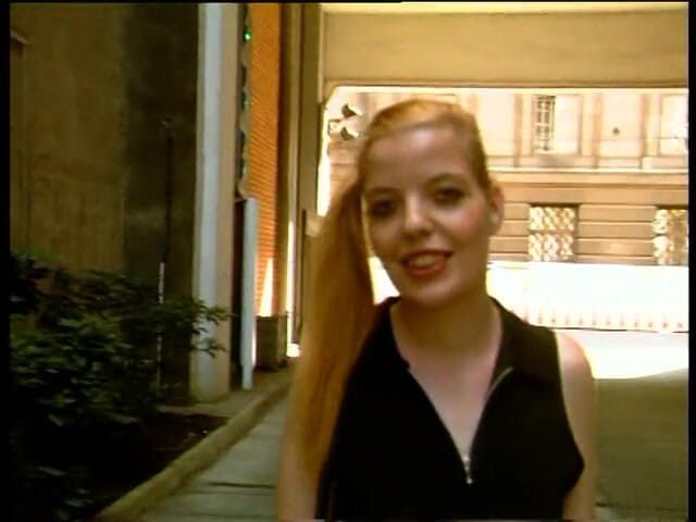 Lucky Cooch: Linda chica alemana dando una entrevista al aire libre