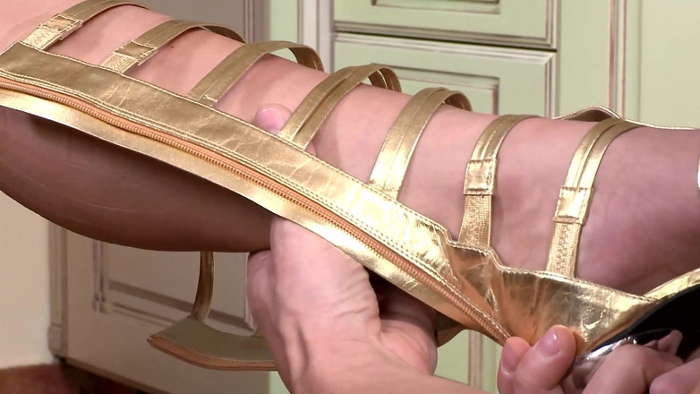 Absolute BDSM: 지배적인 여주인은 대머리 노예 발 숭배를 명령합니다.