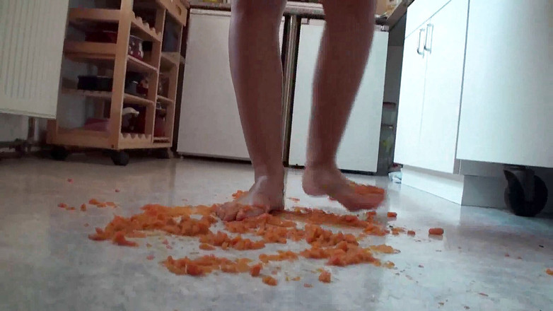 Foot Girls: Close-up de comida pisando na cozinha