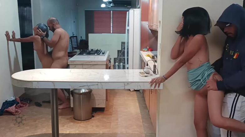 Swingersamateur40: 義理の妹が私のクソボーイフレンドとセックスしているのを見て、私は義理の弟とセックスすることになります。