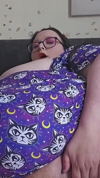 SSBBW Uses New Play Toy Dildo