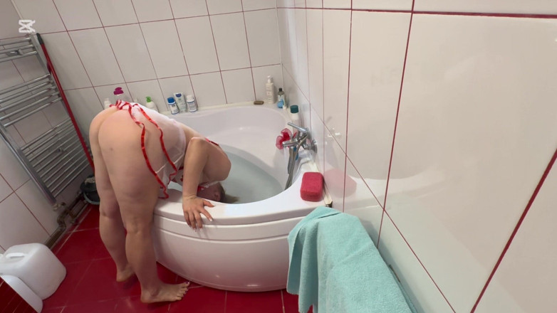 Emeli: Дихання тримається під водою, поки я змушую себе кінчати