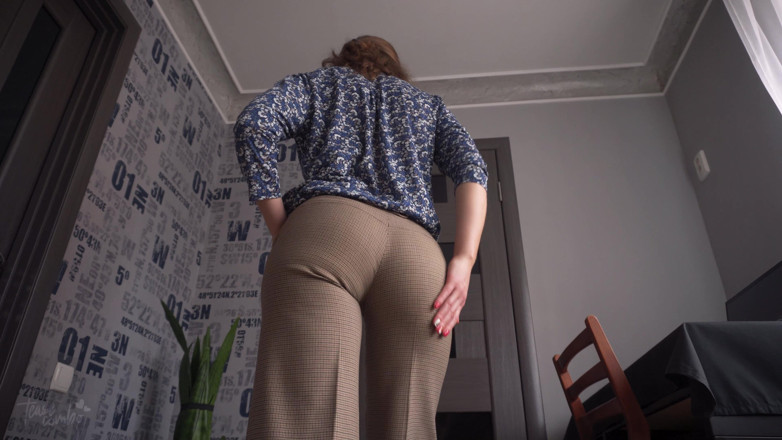 Teasecombo 4K: Secretaria milf provoca culo apretado hasta que sus pantalones se...