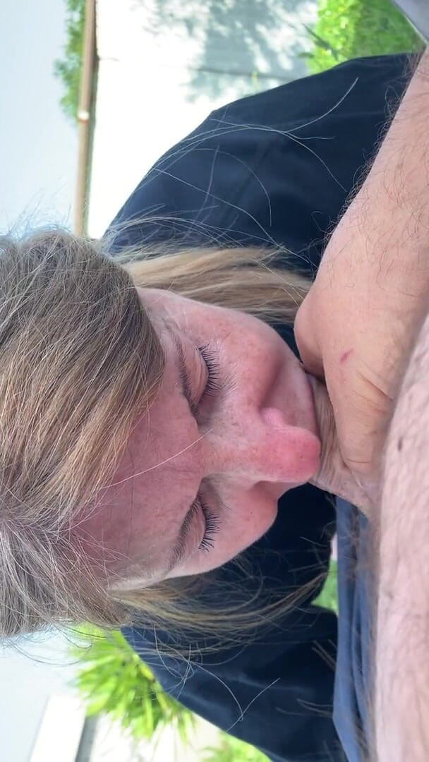 Timidastella: Blowjob dan deepthroat di luar rumah daripada isteri blonde matang...
