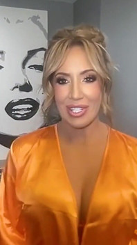 Nejžhavější MILF Richelle Ryan olej její velká prsa a obrovský zadek a masturbuje živě na kameru