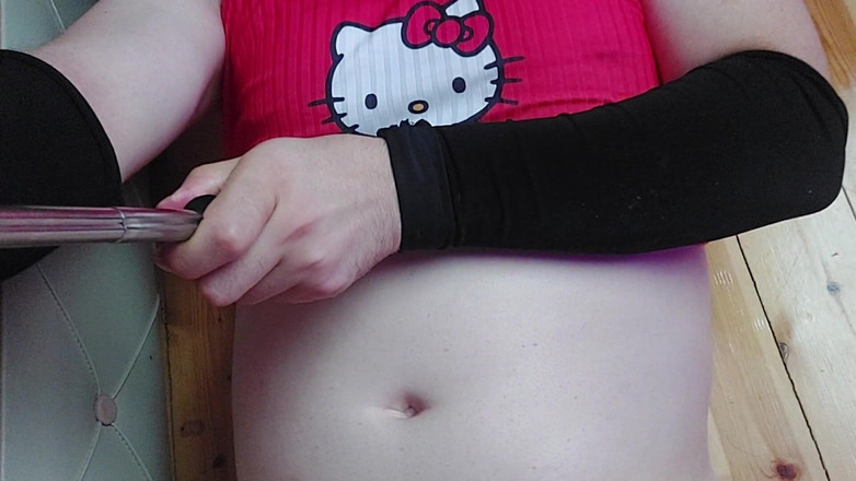 Kitty_Cross: 太ももの高さのからかい、女装者はきらめく滑らかな体の上で手を滑らせます