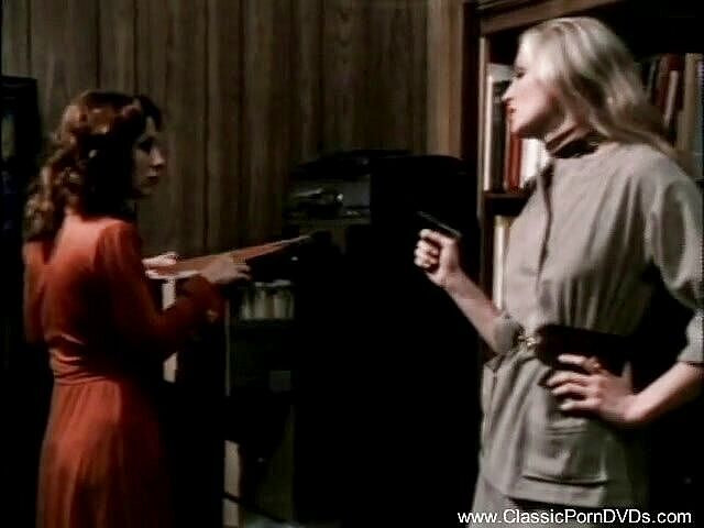 Classic Porn DVDs: 两个女同性恋者互相舔舐