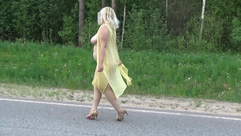 RedRoseRus: MILF musim panas berjalan bogel di jalan raya.