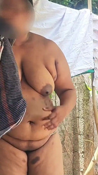 Classy Indian Bhabi Bathing Fully Nude Outdoor Showing Her Assets