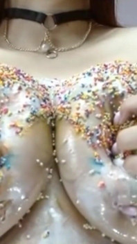 Duże piersi, pełne śmietanki Chantilly, uwielbienie wielkich, pysznych białych piersi