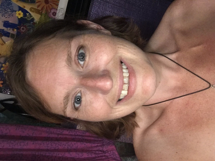 MistressWriggler: 一边看深夜电视一边天真地玩弄我的阴户和穿孔