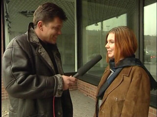Lucky Cooch: Süßes mädchen gibt ein interview im freien