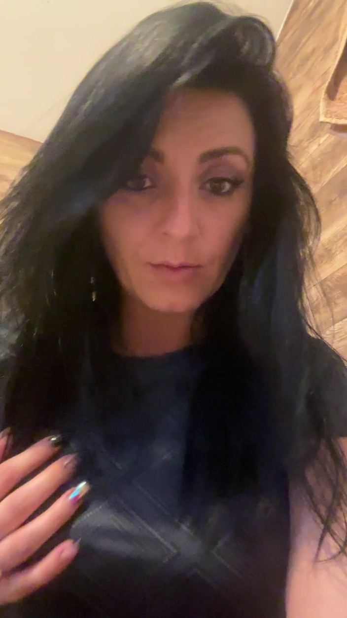 MilfyCalla: Faminta buceta xixi no banheiro e ela lambe os dedos 182