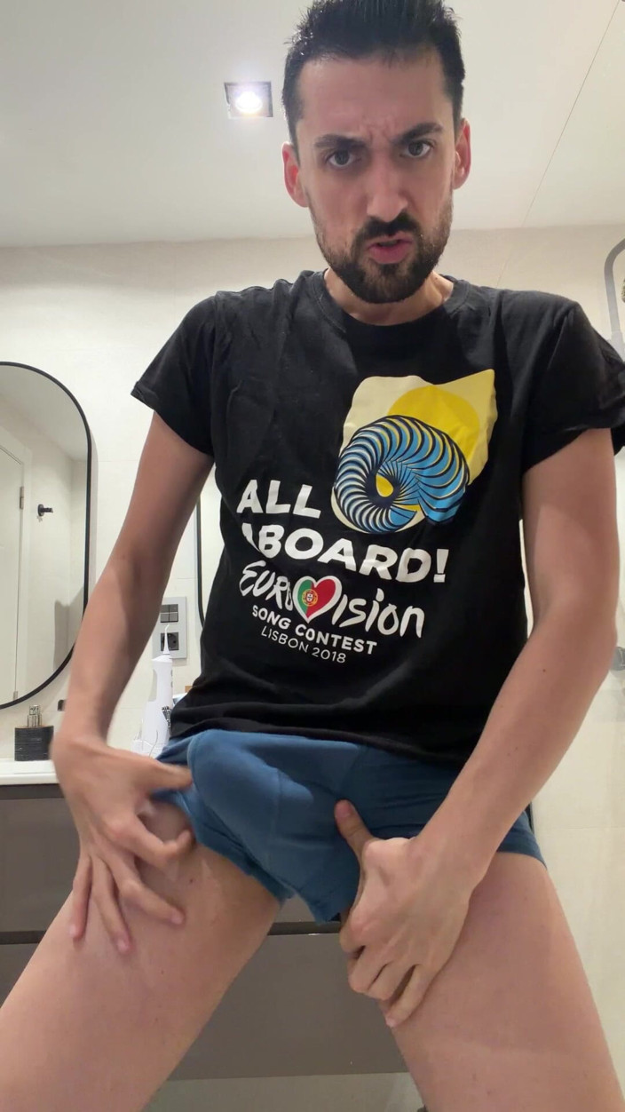 Liam Harding: Hot Stepdaddy Jerking off Like Crazy in Public Bathroom