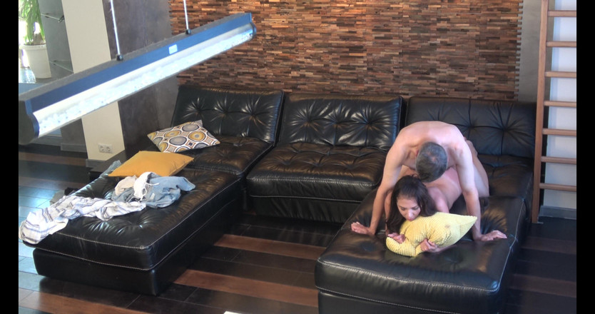 We heart Milfs: Isteri si rambut coklat seksi berkongkek curang di sofa kulit