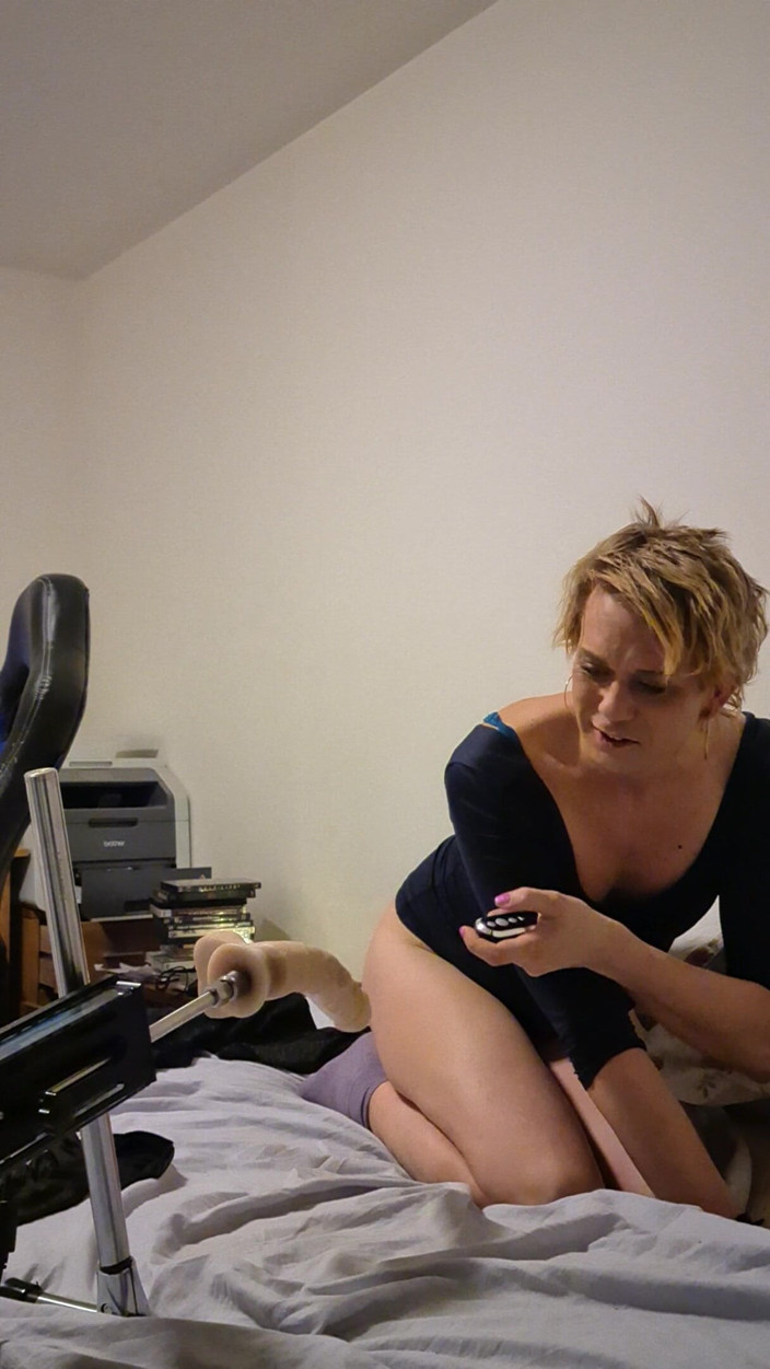 TS-Andrea: Me in bed with my fucking machine