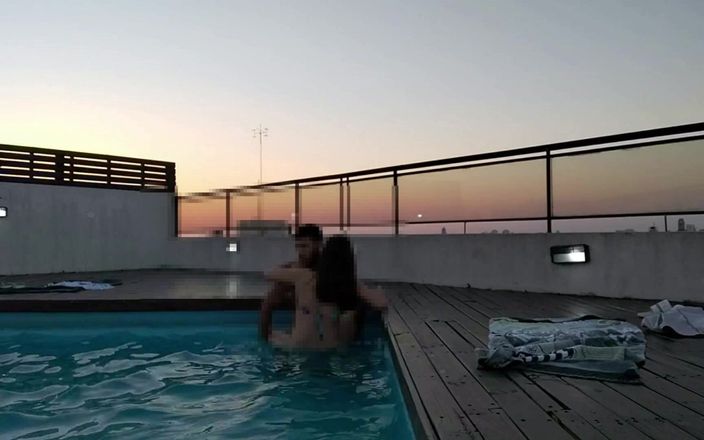 AccounterAdventures: Gozando muito na piscina ao pôr do sol - Accounter Adventures