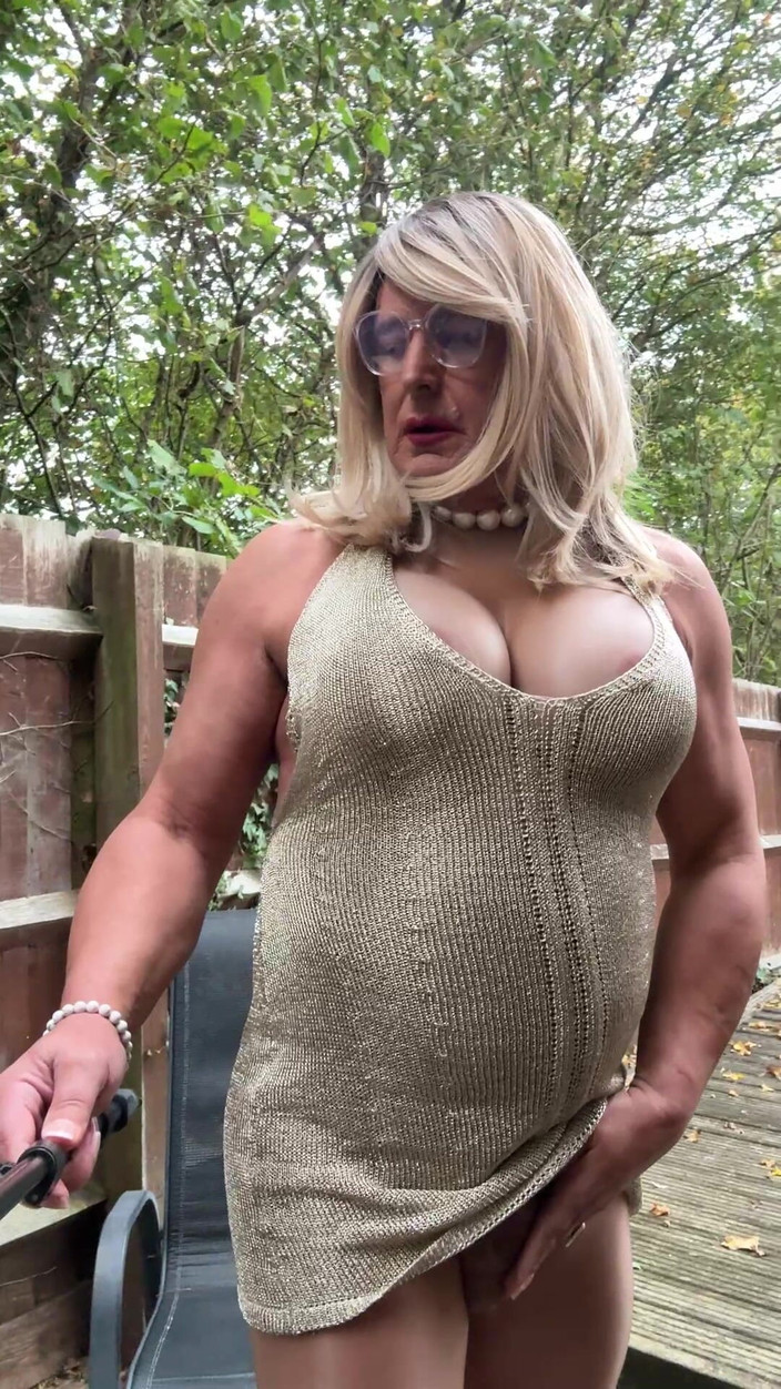 Kellycd2022: Сексуальний кроссдрессер kellycd2022 в золотій сітчастій сукні шовковисті безшовні колготки і підбори