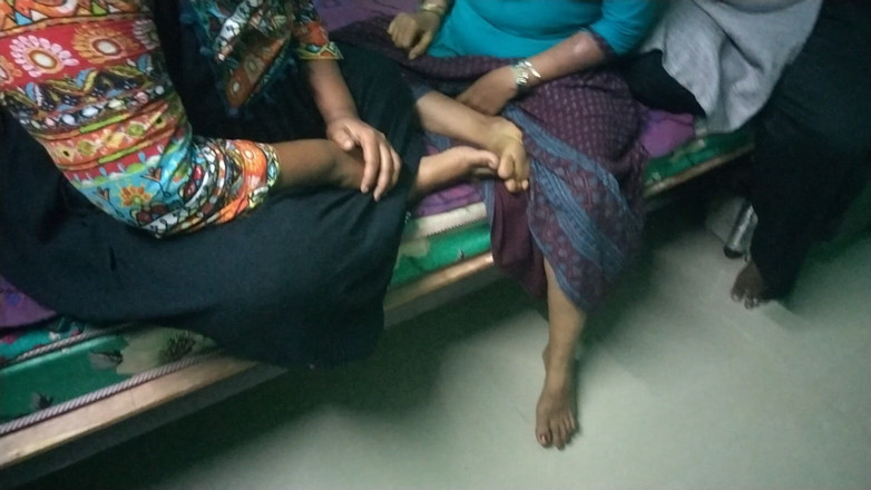 Tamil lesbian: 三个阿姨在卧室说话