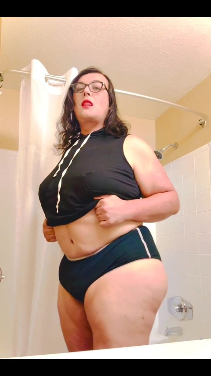 Christi Cream Cake: Es hora de otra ducha con Christi!