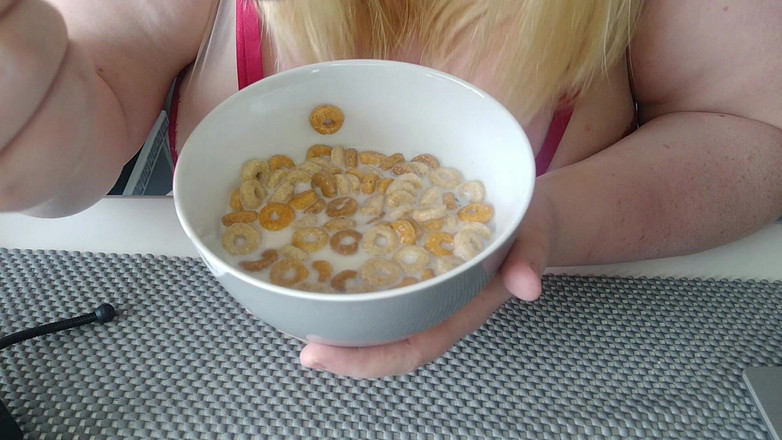 Julie_Bliss: Julie Bliss - Snídaně obryně