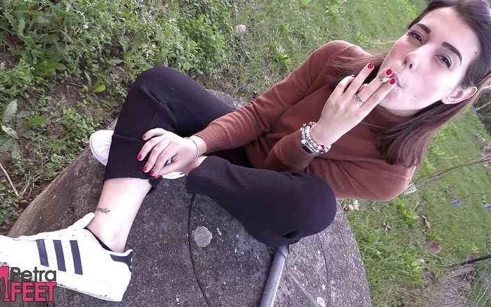 Smokin Fetish: Beauty teen in outdoor smoking