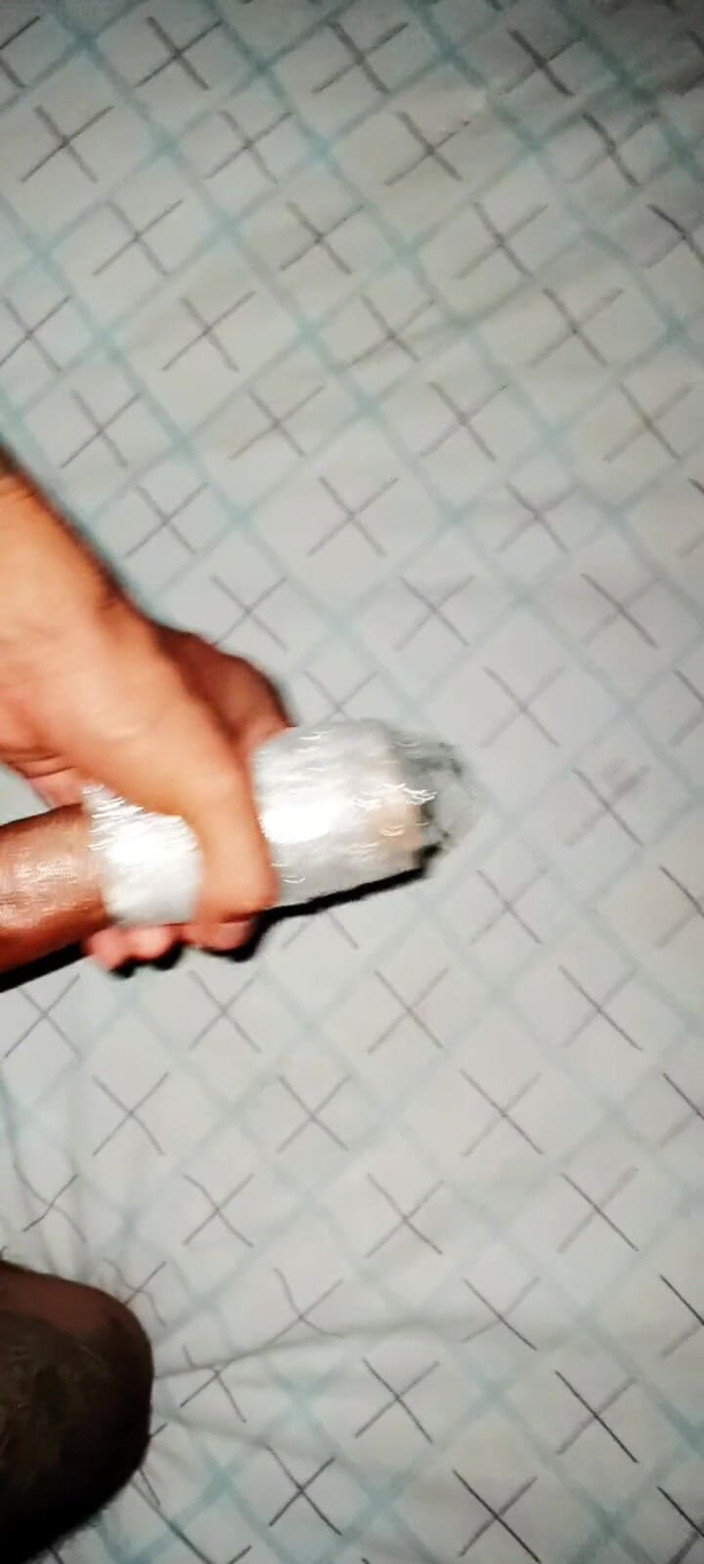 213san: Богатый намазанный маслом член этого папочки мастурбирует с его домашней вагиной в ритме музыки