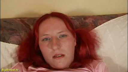 Big Breast: 胖美女红发少女玩弄她的巨乳